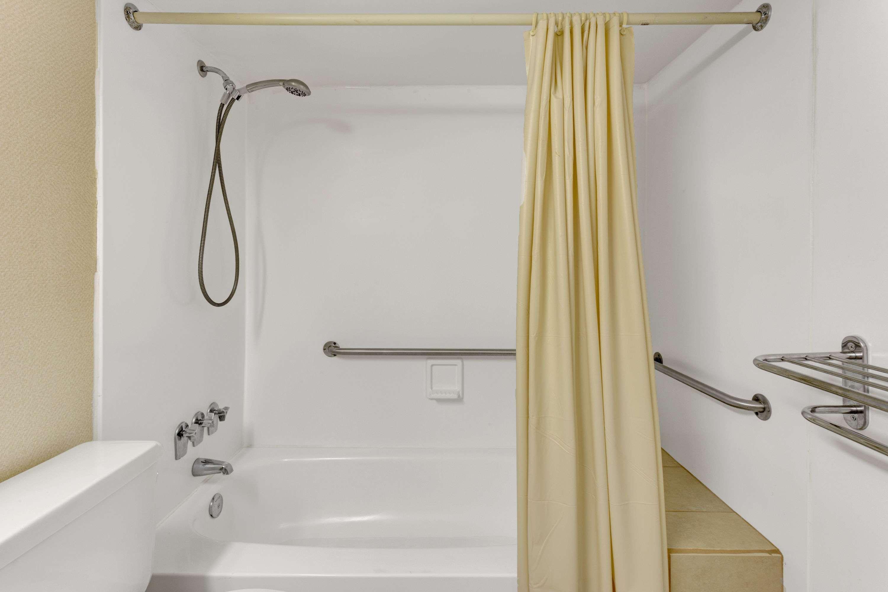 Ramada By Wyndham Baltimore West Екстериор снимка